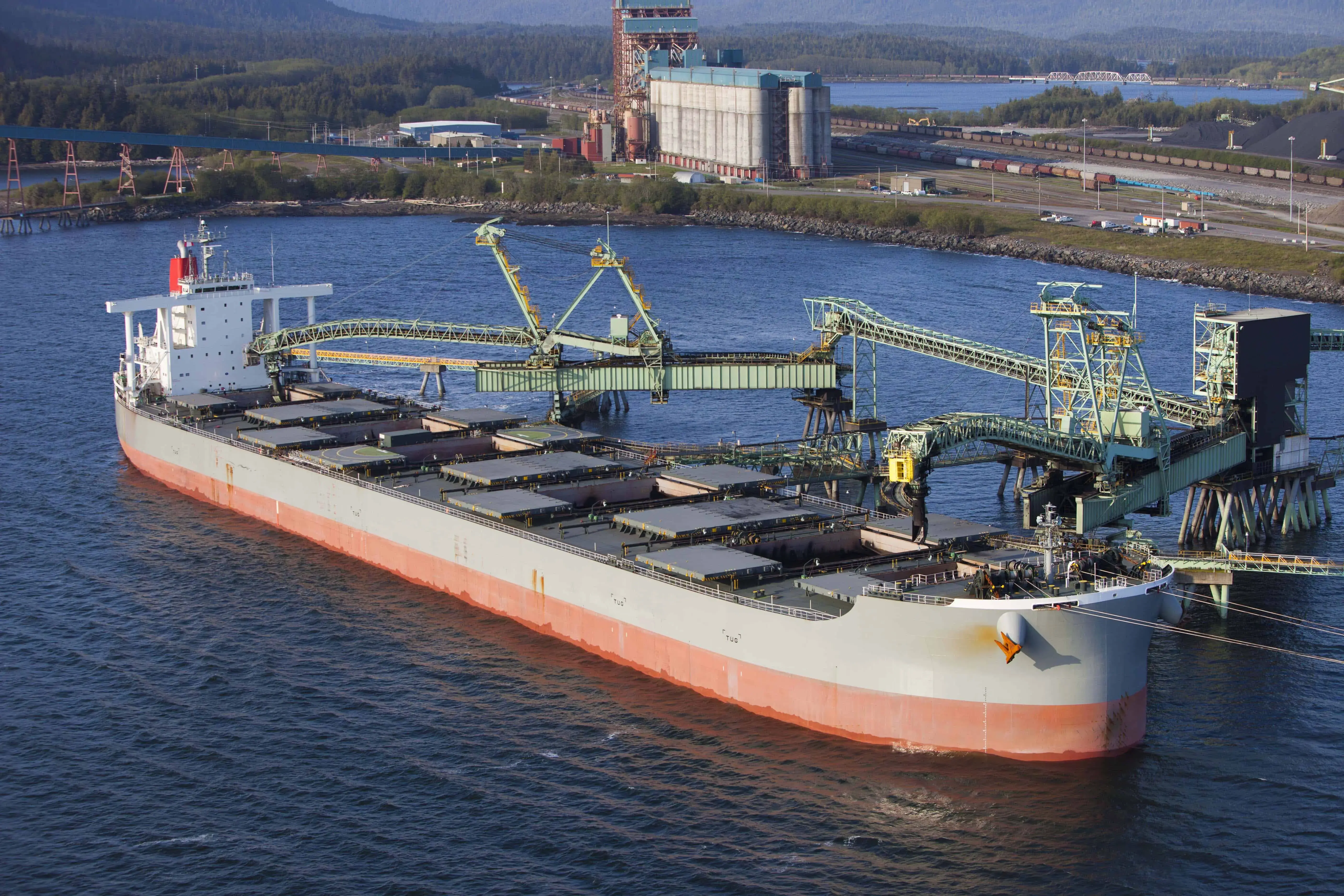 Enhancing Efficiency: The Power of Floating Cranes for Transshipment